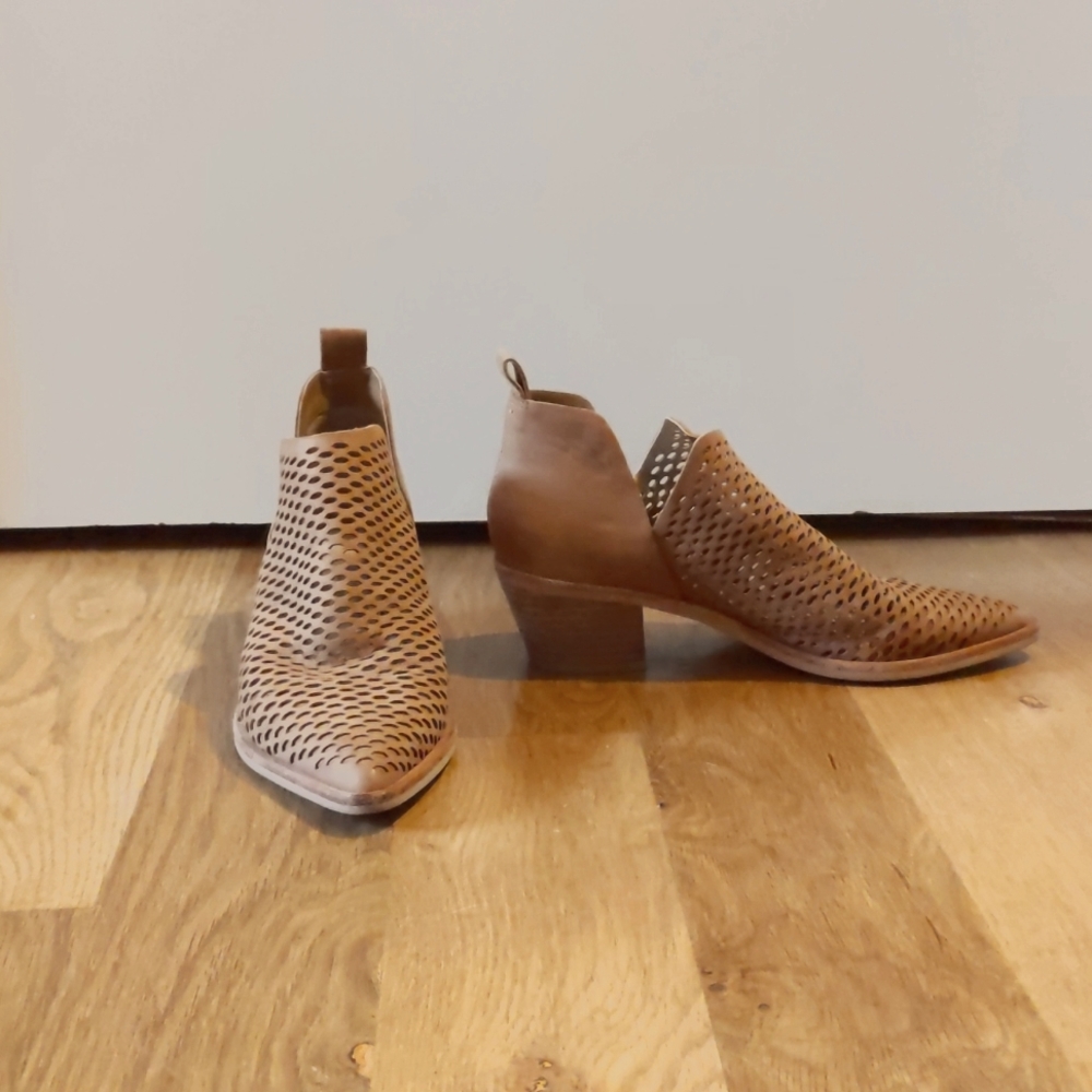 Dolce Vita Leather Perforated Booties l 7 l Congac
